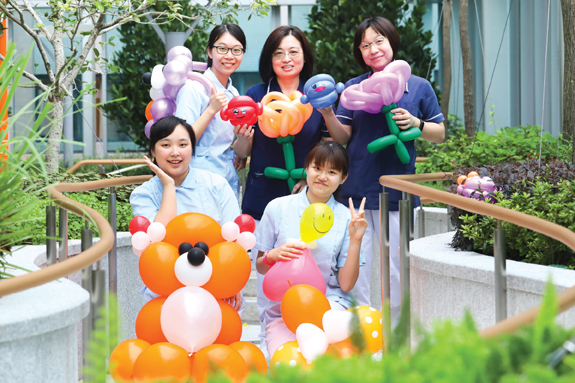 Nurses touch everyone’s heart with balloon twist